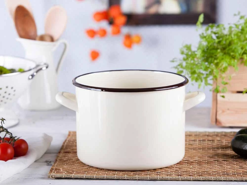 Altom Design Emaliuotas tiesus puodas, 4,4 l; skersmuo 20 cm; aukštis 1,5 cm, kreminės spalvos