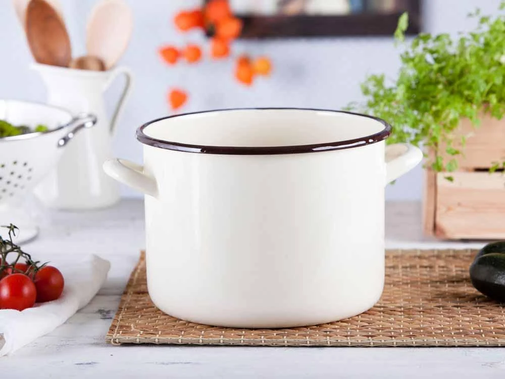 Altom Design Emaliuotas tiesus puodas, 5,8 l; skersmuo 22 cm; aukštis 16 cm, kreminės spalvos