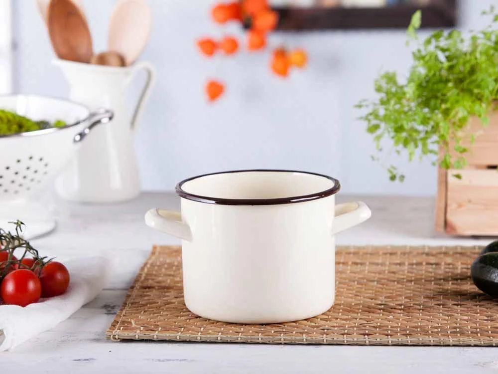 Altom Design Emaliuotas tiesus puodas, 1,5 l; skersmuo 14 cm; aukštis 11 cm, kreminės spalvos