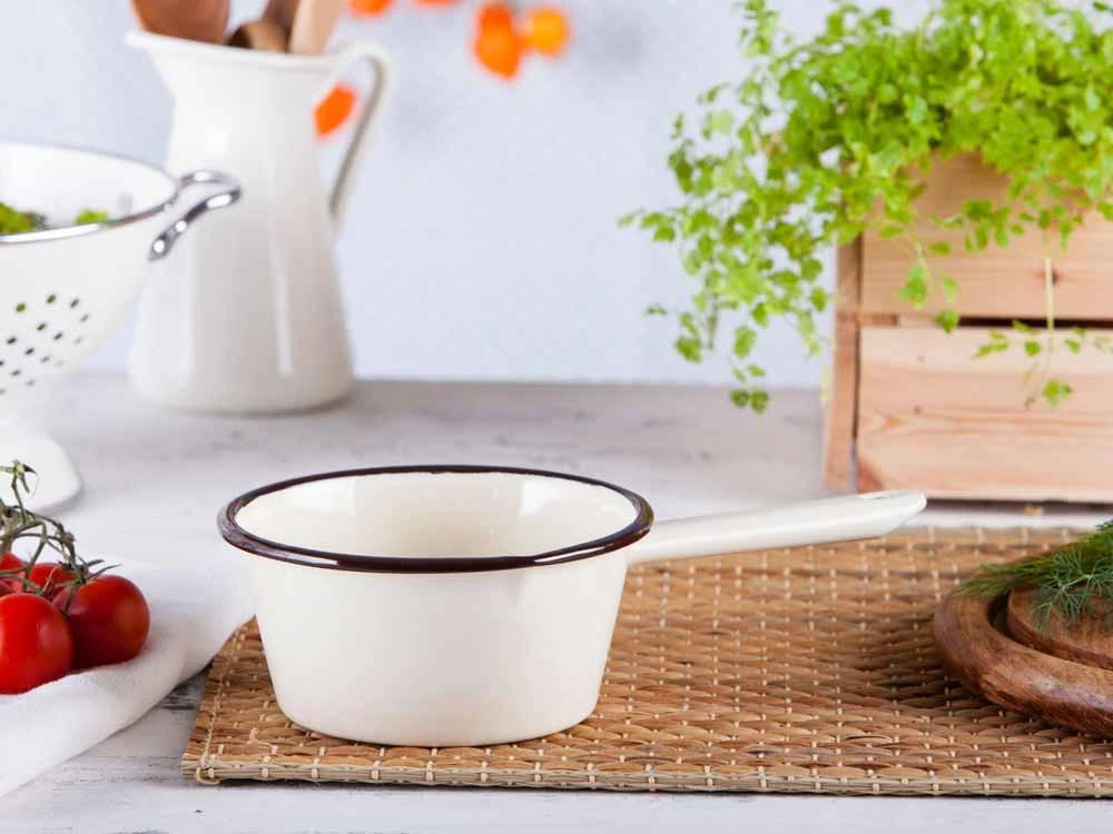 Altom Design CREAM Emaliuotas kūginis puodas su rankena, 0,6 l, skersmuo 14 cm, aukštis 7 cm, grietinėlės spalvos, su snapeliu