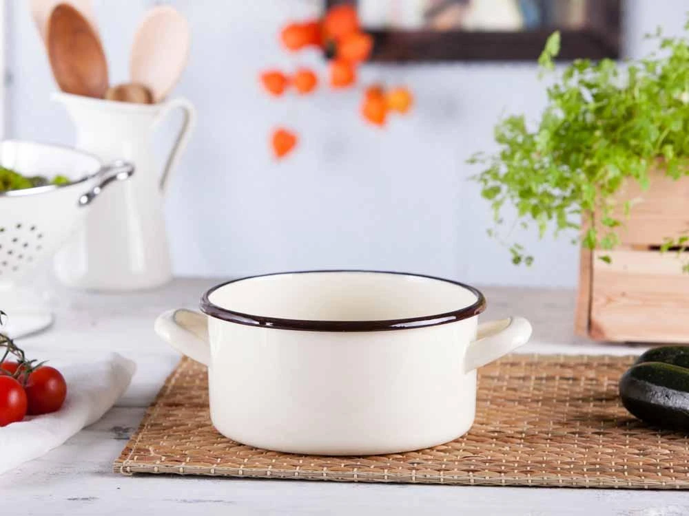 Altom Design CREAM Emaliuotas puodas 2,1 l, skersmuo 18 cm, aukštis 9,5 cm, grietinėlės spalvos
