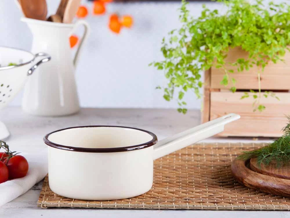 Altom Design CREAM Emaliuotas puodas su rankena, 1,0 l, skersmuo 14 cm, aukštis 7 cm, kreminės spalvos