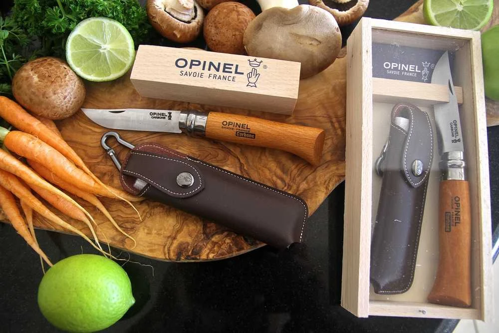 Kišeninis peilis OPINEL Nr. 08 Carbon su dėklu medinėje dėžutėje
