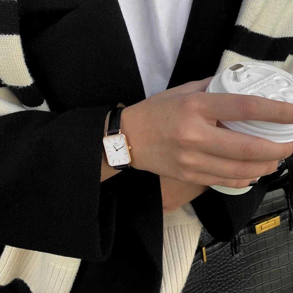 DANIEL WELLINGTON MOTERIS LAIKRODIS DW00100434 – Quadro Pressed Sheffield Gold 32mm + DĖŽĖ