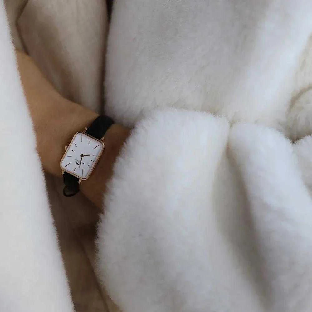 DANIEL WELLINGTON MOTERIS LAIKRODIS DW00100434 – Quadro Pressed Sheffield Gold 32mm + DĖŽĖ