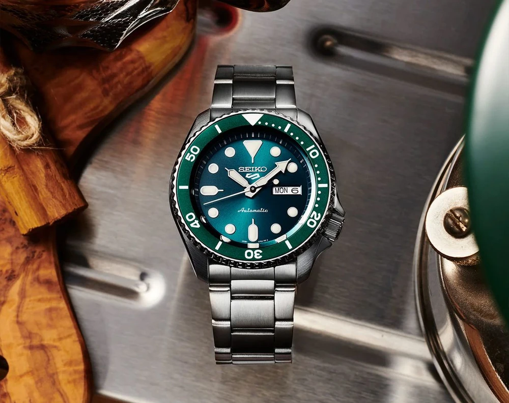 Vyriškas laikrodis Seiko 5 Sports SRPD61K1, sidabrinės ir žalios spalvos, su dėžute
