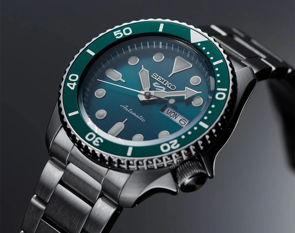 Vyriškas laikrodis Seiko 5 Sports SRPD61K1, sidabrinės ir žalios spalvos, su dėžute