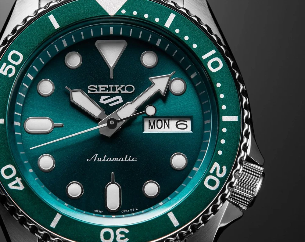 Vyriškas laikrodis Seiko 5 Sports SRPD61K1, sidabrinės ir žalios spalvos, su dėžute
