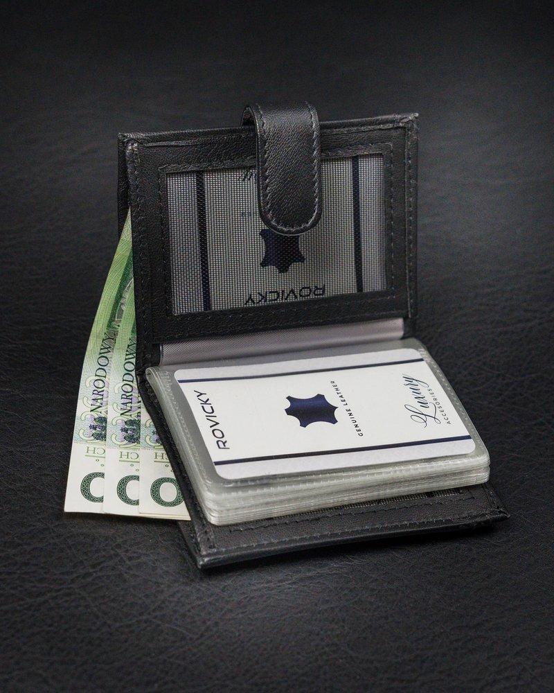 Vertikalus, odinis kortelių dėklas turi užsegimą ir kišenę banknotams. Loren