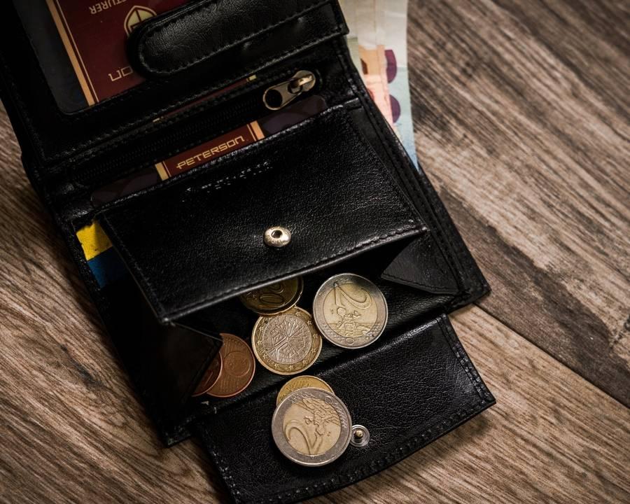 Vyriška odinė piniginė vertikalioje padėtyje su RFID sistema Petersonas