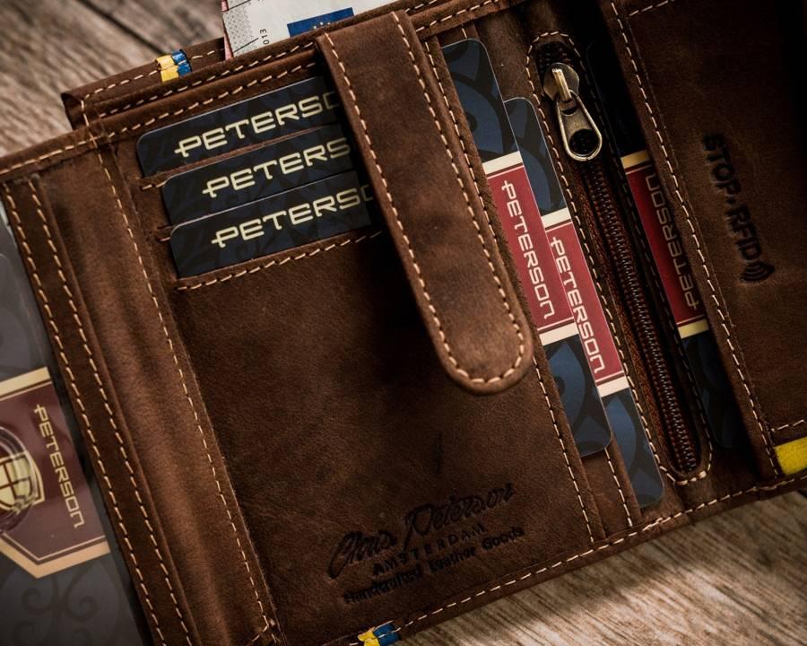 Vyriška odinė piniginė vertikalioje padėtyje su RFID sistema Petersonas