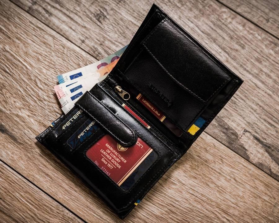Vyriška odinė piniginė vertikalioje padėtyje su RFID sistema Petersonas
