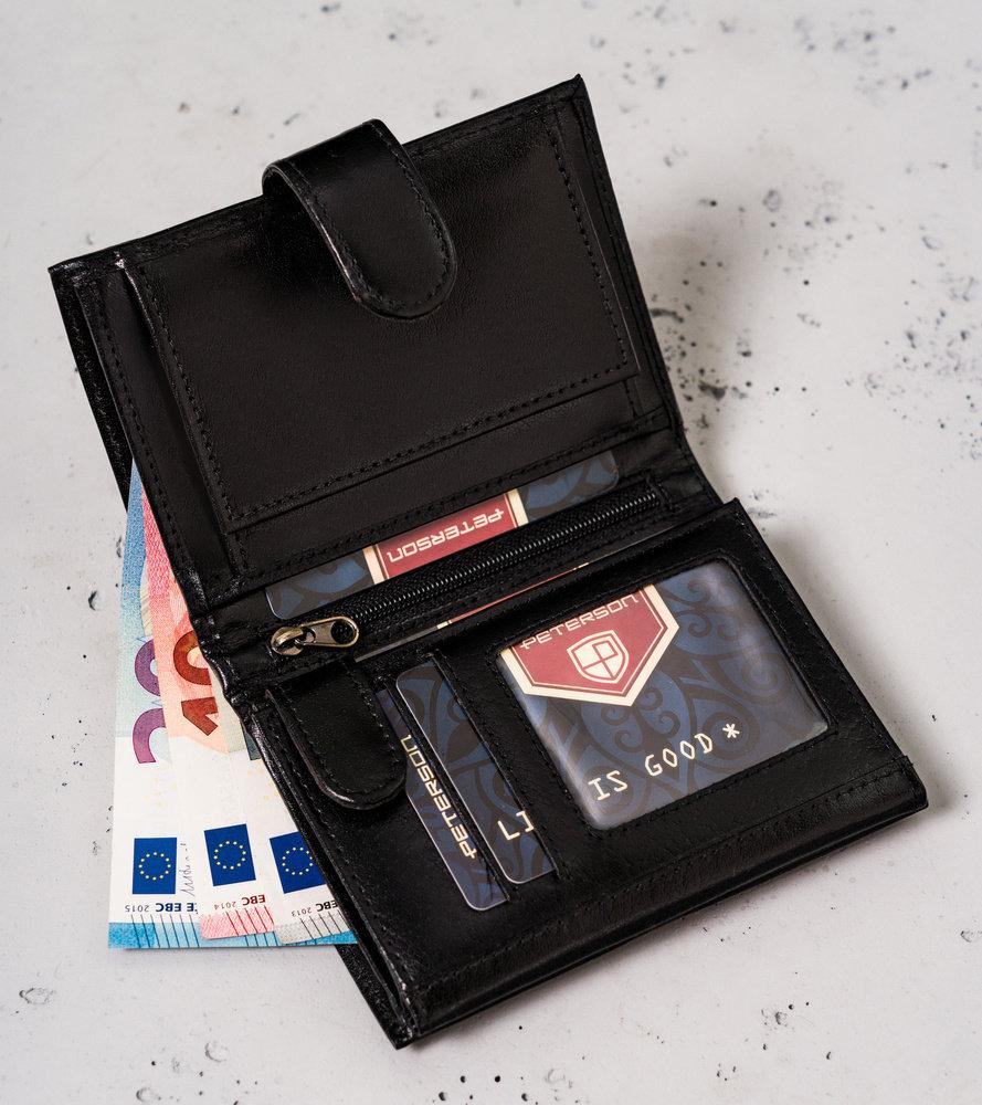 Odinė kortelių piniginė turi RFID Protect sistemą. Petersonas