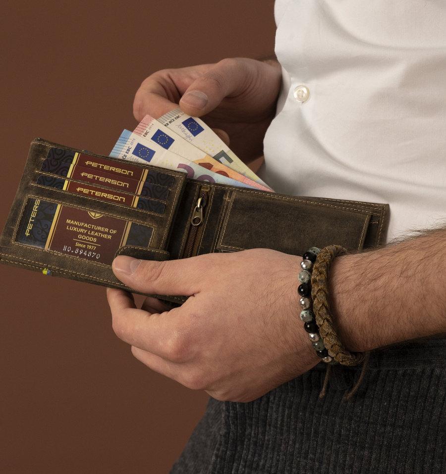 Horizontali vyriška piniginė su dekoratyviniu įspaudu — Petersonas