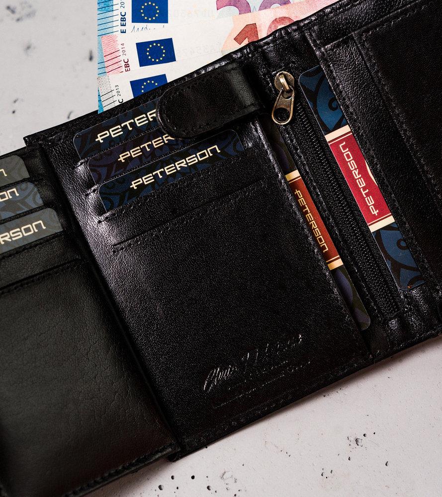 Odinė kortelių piniginė turi RFID Protect sistemą. Petersonas