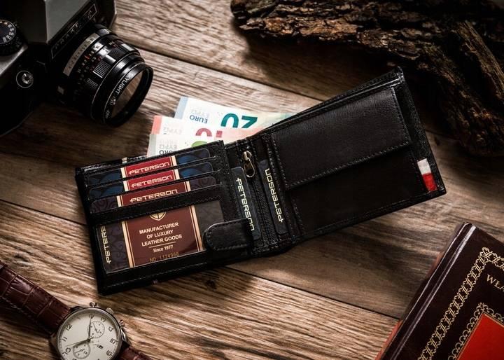 Pateiktos rinkinio prekės: vyriška odinė piniginė ir aliuminio kortelių dėklai – Peterson