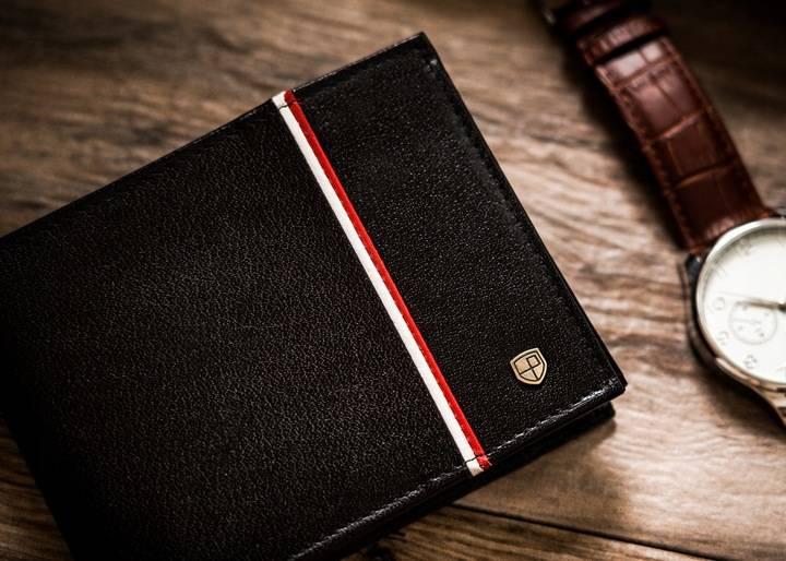Pateiktos rinkinio prekės: vyriška odinė piniginė ir aliuminio kortelių dėklai – Peterson