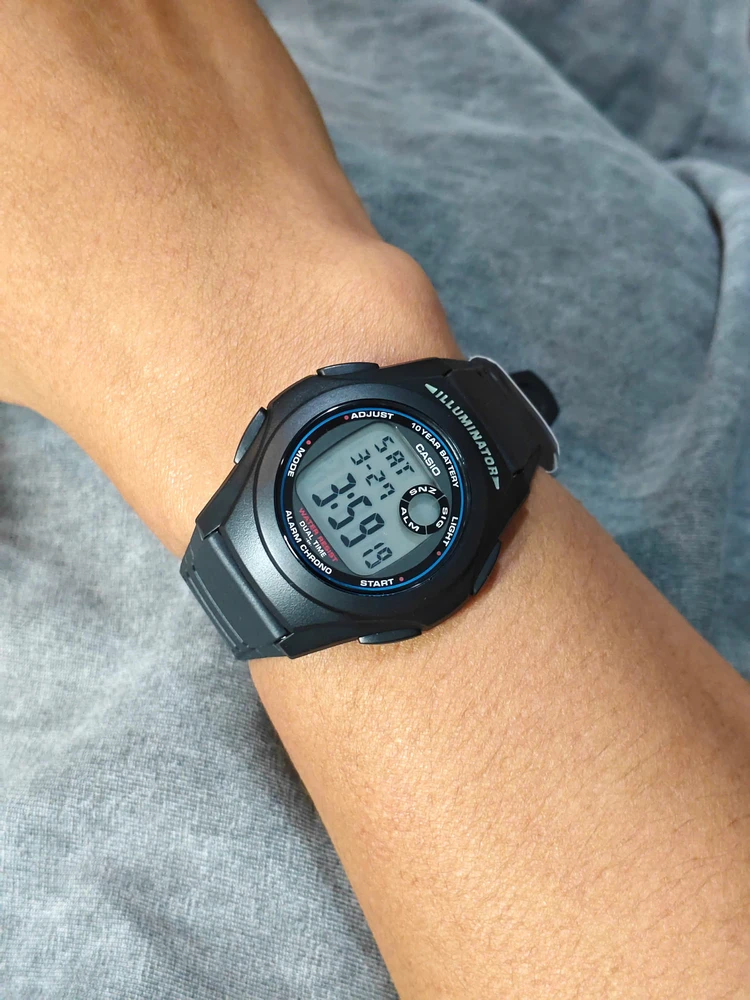 Casio F-200W-1AEF rankinis laikrodis Elektroninis Kištukinis Juoda