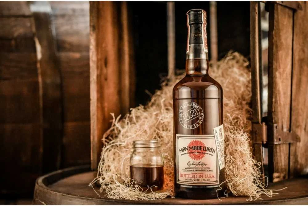 18.21 Man Made Wash Sweet Tobacco daugiafunkcė priemonė vyrams 3in1: šampūnas, kondicionierius ir kūno prausiklis viename, 950 ml