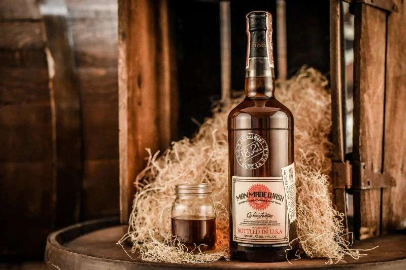 18.21 Man Made Wash Sweet Tobacco daugiafunkcė priemonė vyrams 3in1: šampūnas, kondicionierius ir kūno prausiklis viename, 950 ml