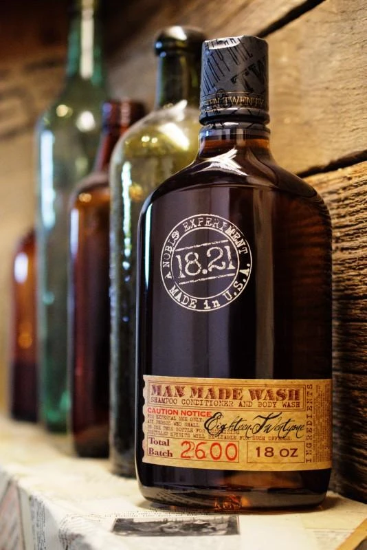 18.21 Man Made Wash Spiced Vanilla daugiafunkcė priemonė vyrams 3in1: šampūnas, kondicionierius ir kūno prausiklis viename, 530 ml