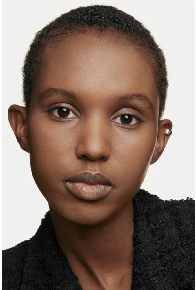 Chanel Ultra Le Teint Flawless Finish Fluid Foundation ilgai išliekanti tobulinanti kreminė pudra, matinis švytintis efektas, atspalvis: BD121, 30 ml
