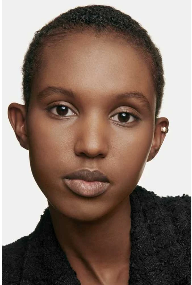 Chanel Ultra Le Teint Flawless Finish Fluid Foundation ilgai išliekanti tobulinanti kreminė pudra, matinis švytintis efektas, atspalvis: BD121, 30 ml