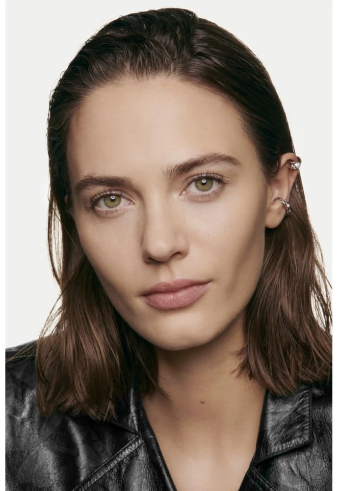Chanel Ultra Le Teint Flawless Finish Fluid Foundation ilgai išliekanti tobulinanti kreminė pudra, matinis švytintis efektas, atspalvis: BD31, 30 ml