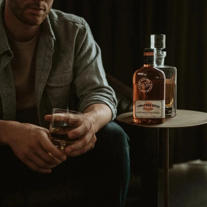 Daugiafunkcė priemonė vyrams 3 in 1: stiprinamasis šampūnas, kondicionierius ir kūno prausiklis viename 18.21 Man Made Wash Noble Oud, 946 ml