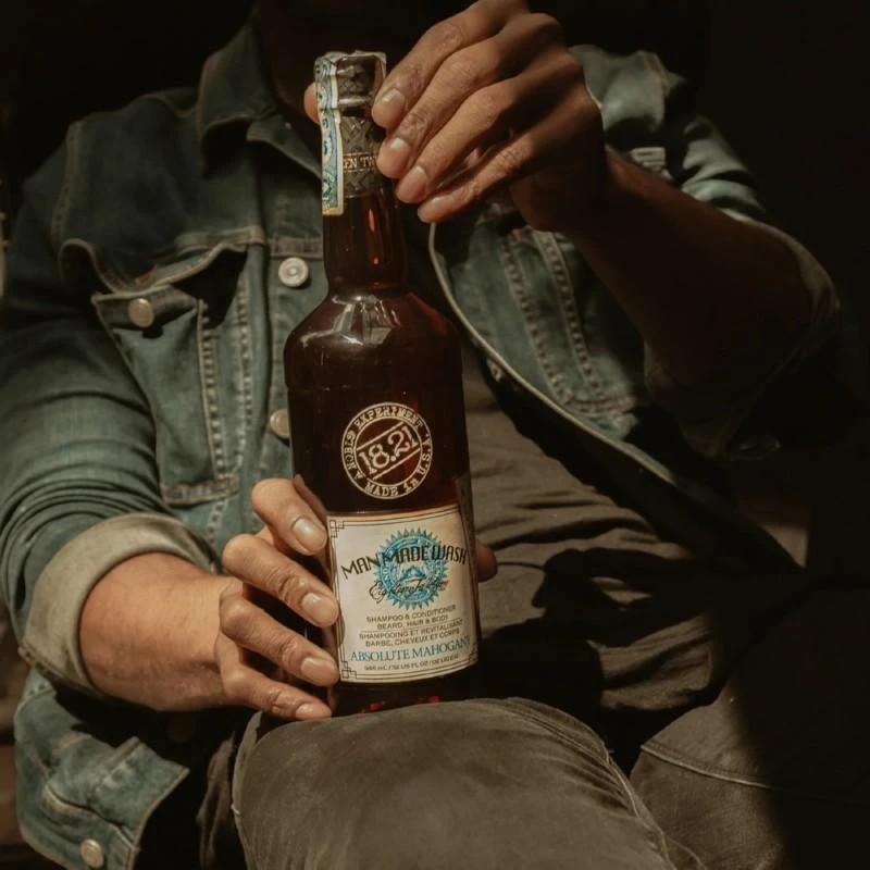 Daugiafunkcė priemonė vyrams 3 in 1: stiprinamasis šampūnas, kondicionierius ir kūno prausiklis viename 18.21 Man Made Wash Absolute Mahogany, 946 ml