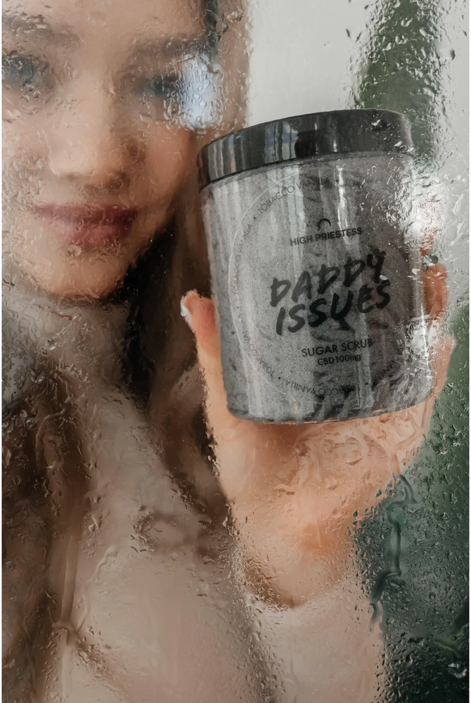HIGH PRIESTESS Daddy Issues Sugar Scrub kūno šveitiklis, 250 g