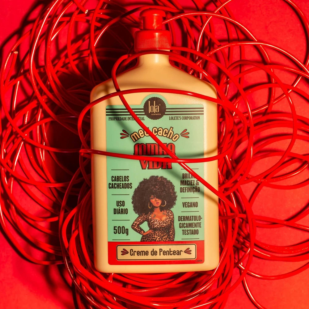 Lola Cosmetics Lola from Rio Meu Cacho Minha Vida Curl Defining Styling Kreminis formavimo kremas garbanotiems plaukams, 500 ml