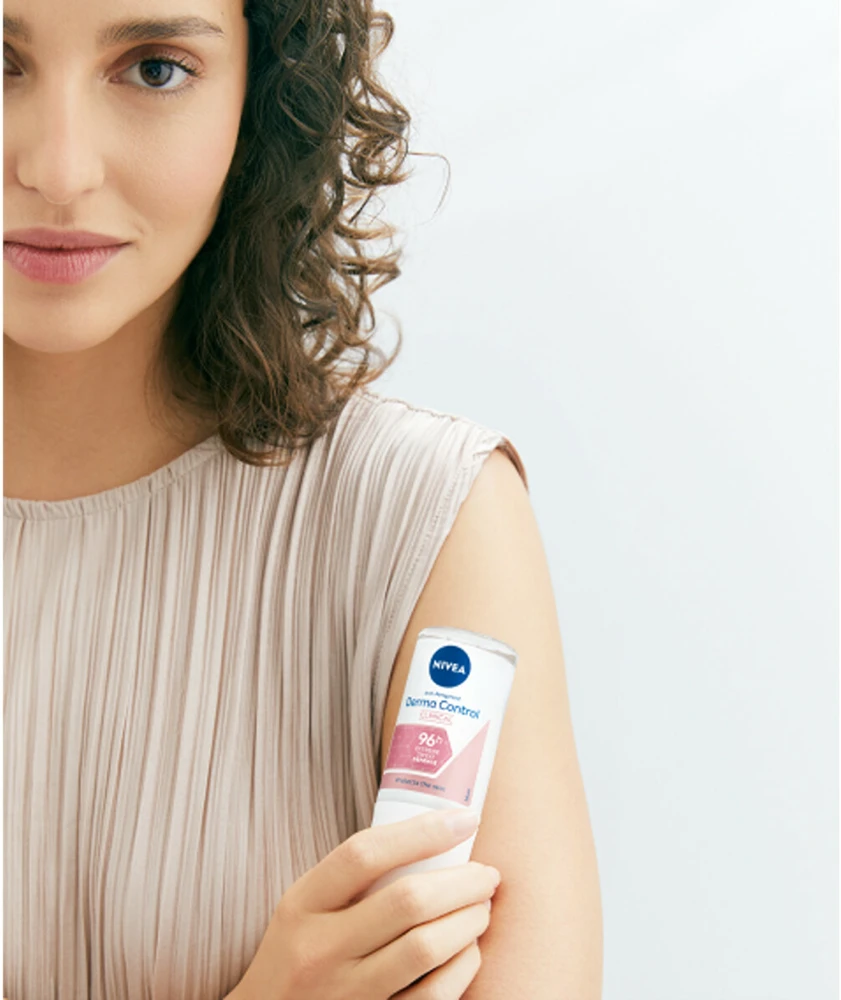 Nivea Derma Dry Control antiperspirantas moters rankoje