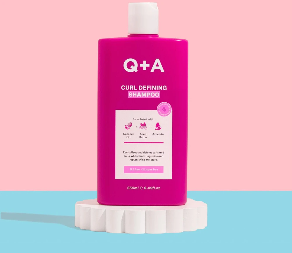 Q+A Curl Defining Šampūnas šampūnas garbanotiems plaukams, 250 ml