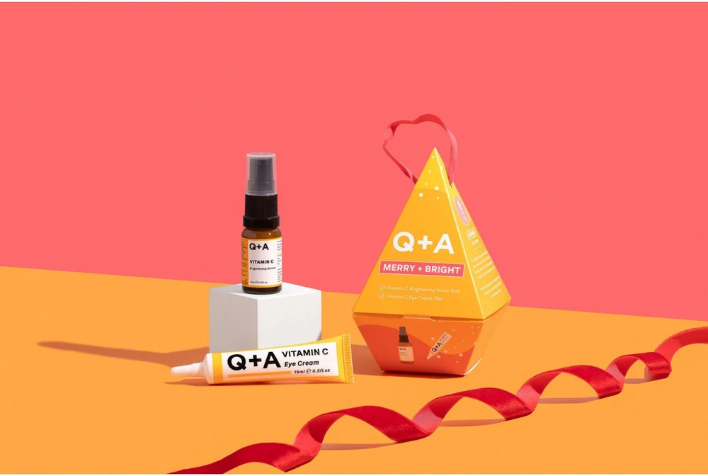 Q+A Merry + Bright Gift Set veido priežiūros priemonių rinkinys su vitaminu C