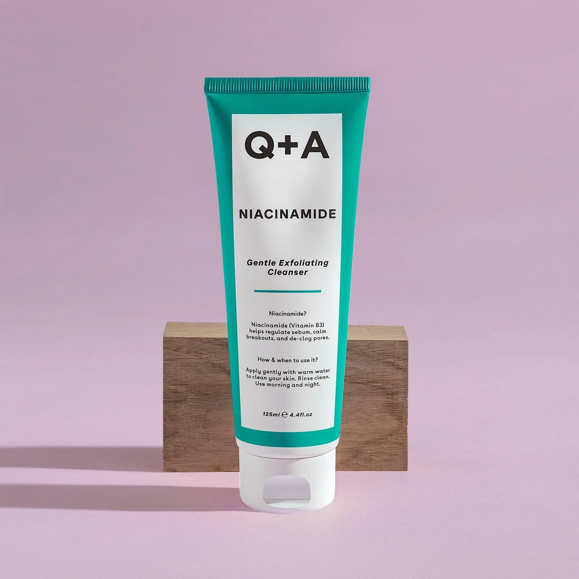 Q+A Niacinamide Gentle Exfoliating Valiklis Švelnus šveičiamasis veido prausiklis, 125 ml