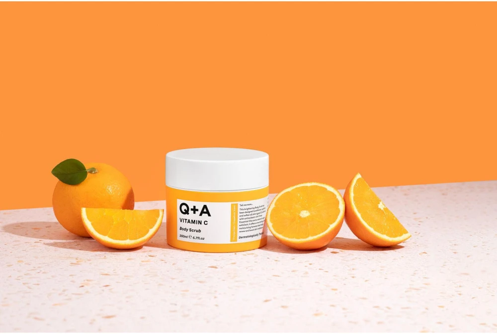 Q+A Vitamin C Body Scrub kūno šveitiklis su vitaminu C, 200 ml