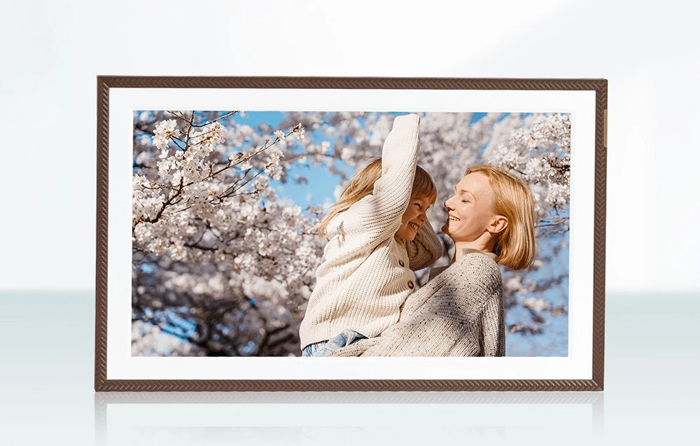 Nuotraukų rėmelis Arzopa D156 (ruda) 15.6" digital photo frame aprašymas - Prekės nuotrauka Nuotraukų rėmelis Arzopa D156 (ruda) 15.6" digital photo frame aprašymas - Prekės nuotrauka
