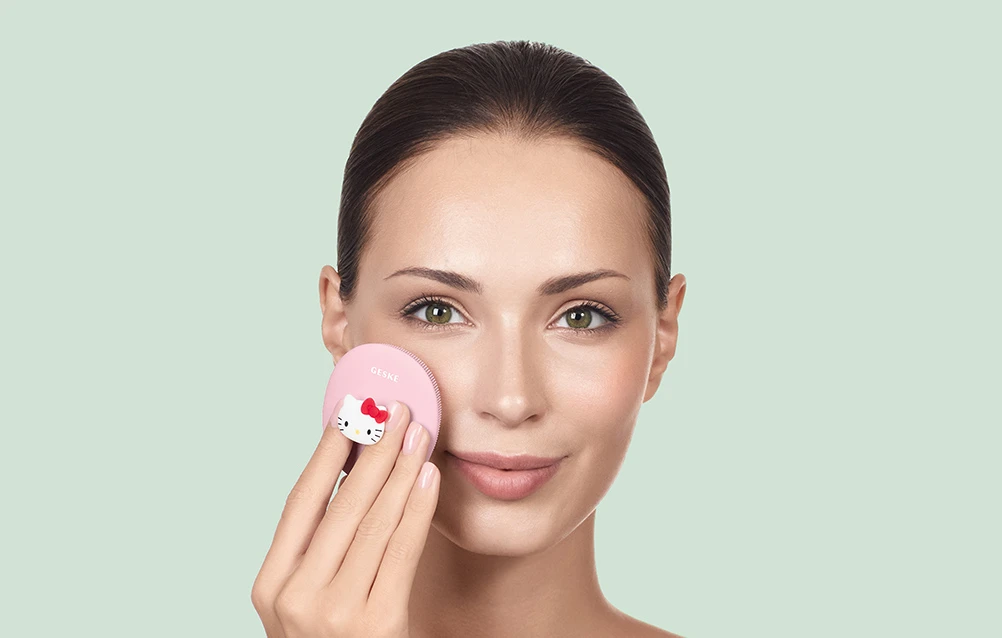 Veido valymo šepetėlis 3in1 su rankena Geske su programėle (Hello Kitty rožinis) aprašymas - Prekės nuotrauka Veido valymo šepetėlis 3in1 su rankena Geske su programėle (Hello Kitty rožinis) aprašymas - Prekės nuotrauka