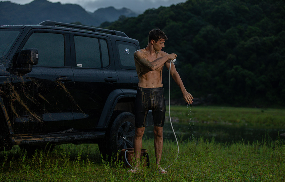 Flextail Max Shower Portable Shower with Case Baltas aprašymas - Prekės nuotrauka