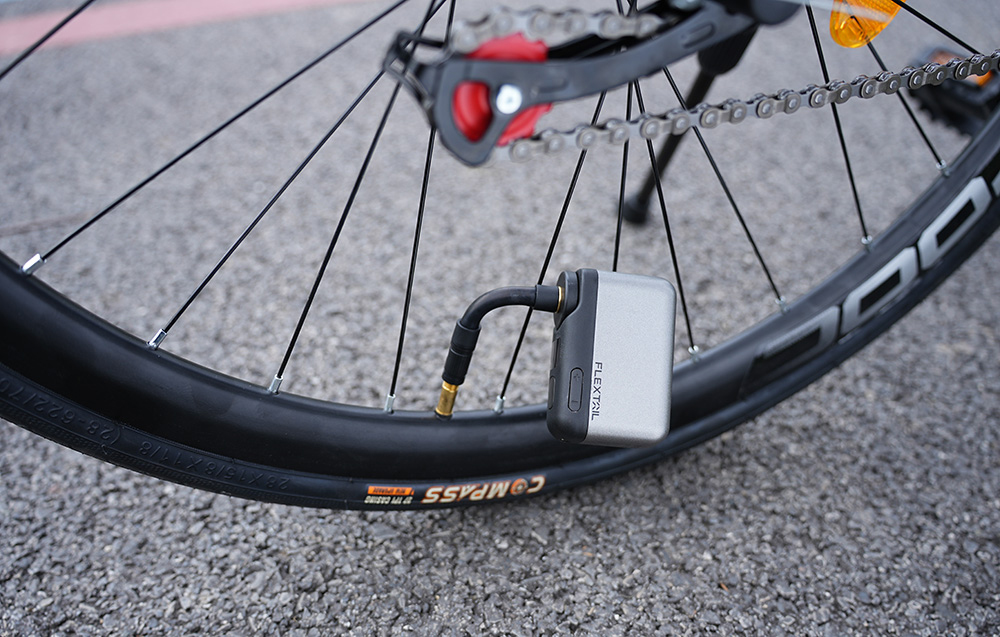 Nešiojama Dviračio Siurblys - Flextail Tiny Bike Pump Pro 120 PSI, Integruota Baterija, LED Ekranas, Pilka aprašymas - Prekės nuotrauka