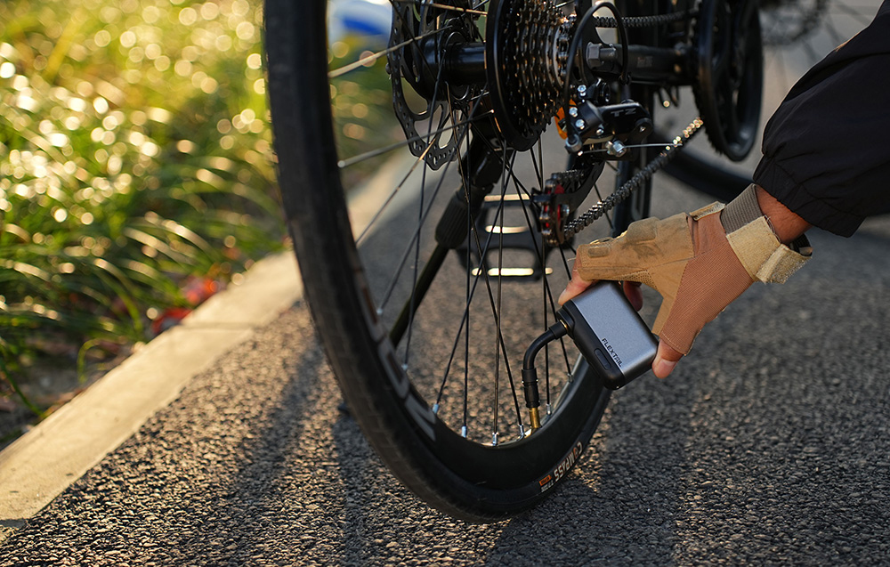 Nešiojama Dviračio Siurblys - Flextail Tiny Bike Pump Pro 120 PSI, Integruota Baterija, LED Ekranas, Pilka aprašymas - Prekės nuotrauka
