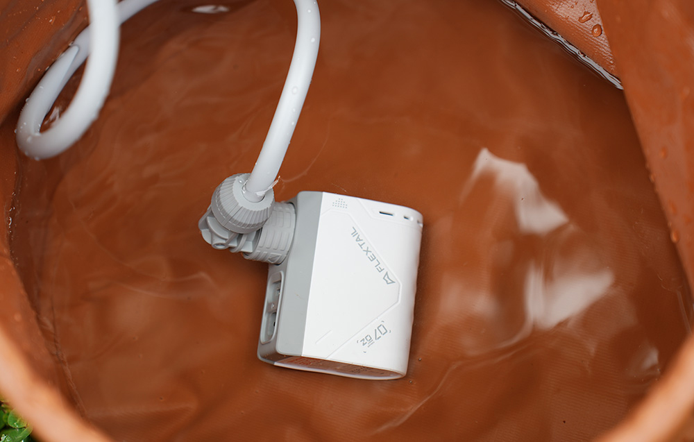 Flextail Tiny Shower Portable Shower with Pump Baltas aprašymas - Prekės nuotrauka
