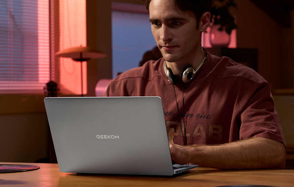 GEEKOM GeekBook X14 Pro Nešiojamas kompiuteris with Intel Core Ultra 9-185H, 32GB RAM, 1TB Storage, Windows 11 Pro aprašymas - Prekės nuotrauka