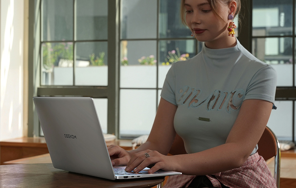 GEEKOM GeekBook X14 Pro Nešiojamas kompiuteris with Intel Core Ultra 9-185H, 32GB RAM, 1TB Storage, Windows 11 Pro aprašymas - Prekės nuotrauka