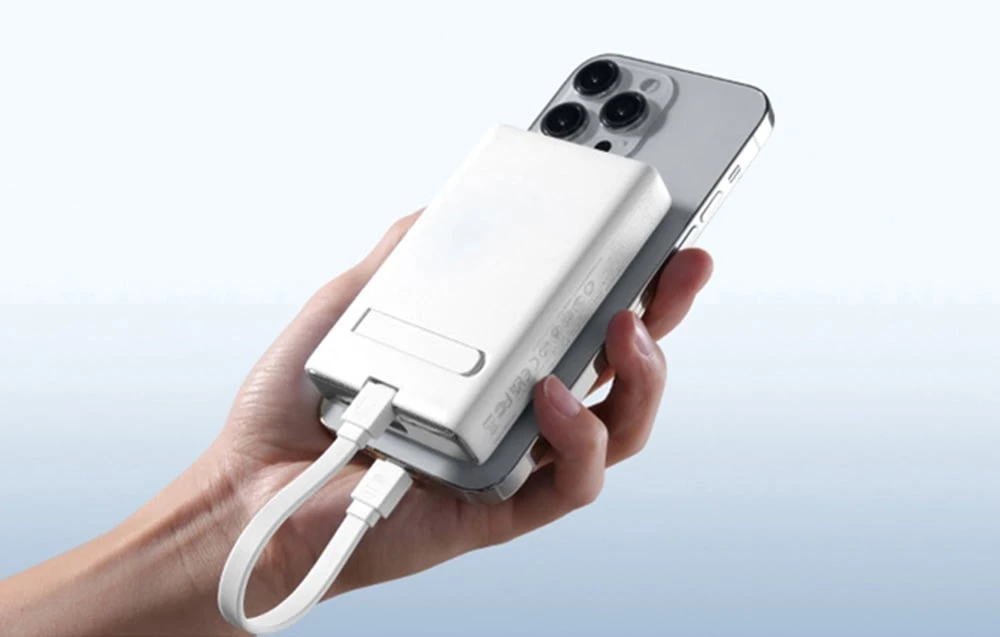 Powerbank Joyroom JR-PBM01 magnetic 10000mAh 20W su stoveliu + Lightning kabelis - USB-C - baltos spalvos aprašymas - Prekės nuotrauka Powerbank Joyroom JR-PBM01 magnetic 10000mAh 20W su stoveliu + Lightning kabelis - USB-C - baltos spalvos aprašymas - Prekės nuotrauka
