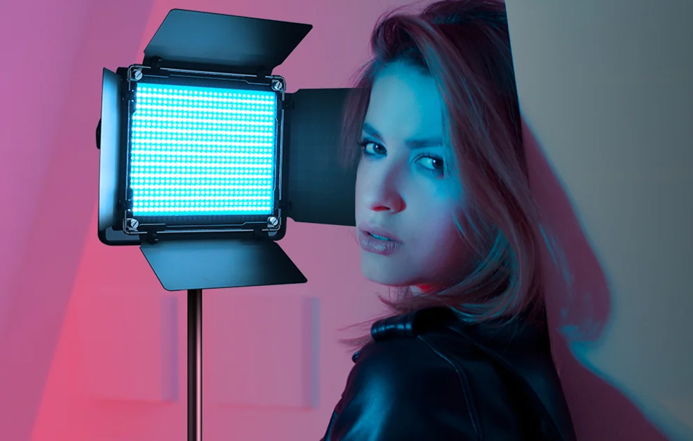 „Neewer 660 PRO RGB LED“ studijos komplektas, dvi 50 W 3200–5600 K lempos + trikojai + varteliai aprašymas - Prekės nuotrauka