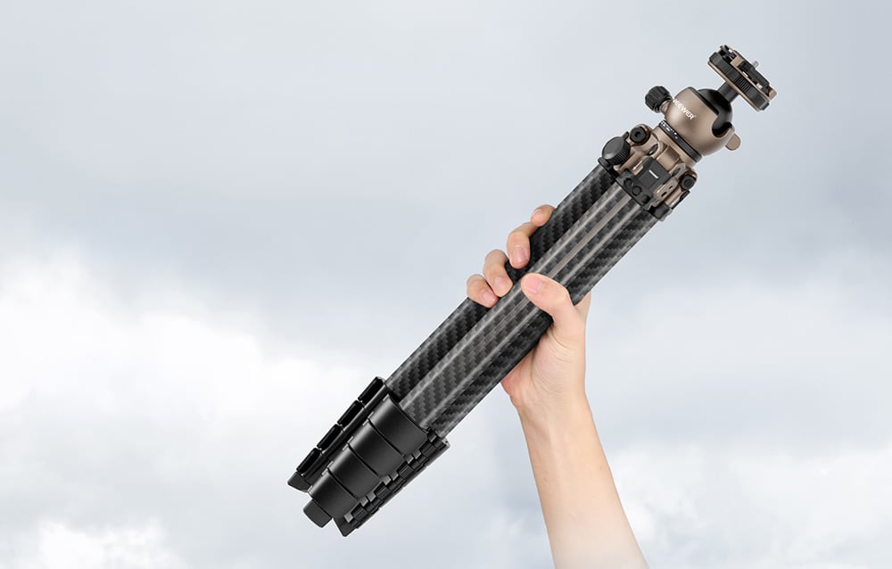 NEEWER CARBON FIBER TRAVEL TRIPOD, WITH 360° aprašymas - Prekės nuotrauka