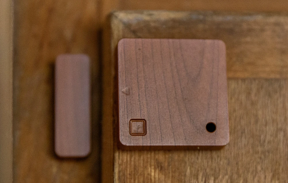 Shelly Blu durų ir langų atidarymo jutiklis – Bluetooth – rudas aprašymas - Prekės nuotrauka Shelly Blu durų ir langų atidarymo jutiklis – Bluetooth – rudas aprašymas - Prekės nuotrauka
