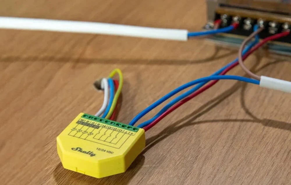 Shelly Plus RGBW PM LED juostos valdiklis (Wifi, Bluetooth) aprašymas - Prekės nuotrauka Shelly Plus RGBW PM LED juostos valdiklis (Wifi, Bluetooth) aprašymas - Prekės nuotrauka